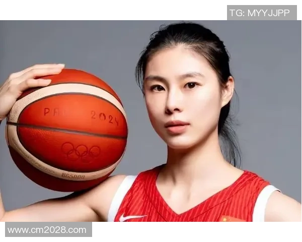 女明星投篮球瞬间展现运动魅力与优雅气质的完美结合